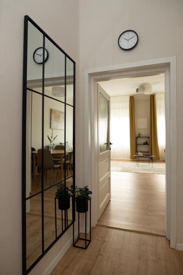 Square 2 Apartment Debrecen Bagian luar foto